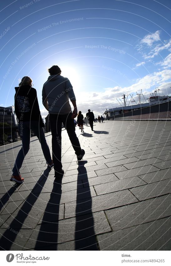 ArtStadtTour | Raum & Zeit fußgänger urban gegenlicht gehweg betonplatten himmel sonnig wolken sonnenlicht unterhalten gehen erholen unterwegs horizont schatten