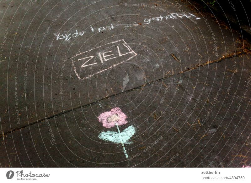 Yay, du hast es geschafft aussage botschaft buchstabe farbe grafitti grafitto kinderzeichnung kreide kreidezeichnung kunst message nachricht parole