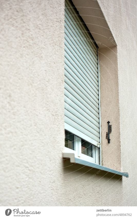 Hitzewelle / Halb geschlossenes Fenster mit Thermometer fenster verschlossen rollo jalousie wohnen wohnung wohnhaus wohngebiet gebäude sommer hitze wärme