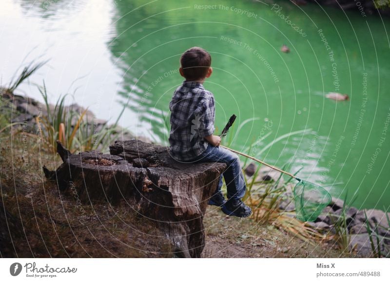 Fischen Freizeit & Hobby Spielen Kinderspiel Ausflug Abenteuer Mensch maskulin Junge 1 3-8 Jahre Kindheit Natur Küste Seeufer Teich sitzen warten Gefühle