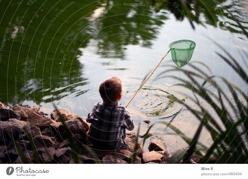 Nix erwischt Freizeit & Hobby Spielen Kinderspiel Ausflug Abenteuer Mensch Junge Kindheit 1 3-8 Jahre Küste Teich Bach sitzen warten Gefühle Stimmung geduldig