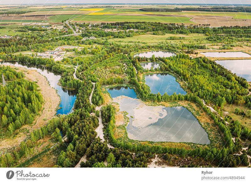 Luftaufnahme Rückhaltebecken, Wet Pond, Wet Detention Basin oder Stormwater Management Pond, ist ein künstlicher Teich mit Vegetation rund um den Perimeter, und umfasst einen permanenten Pool von Wasser in seinem Design.