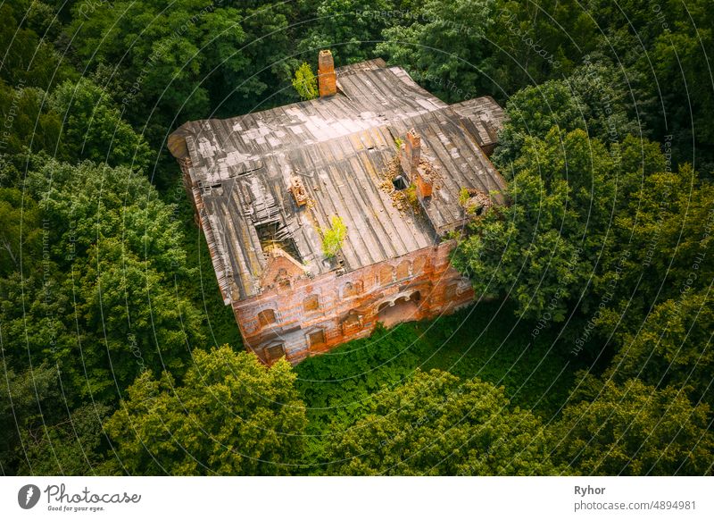 Dziemjanki, Gomel Region, Weißrussland. Luftaufnahme des verlassenen, baufälligen Herrenhauses Gerard Nicholas Tschernobyl Umsiedlungszone. Tschernobyl-Katastrophe Katastrophen. Lokales Wahrzeichen und Kulturerbe