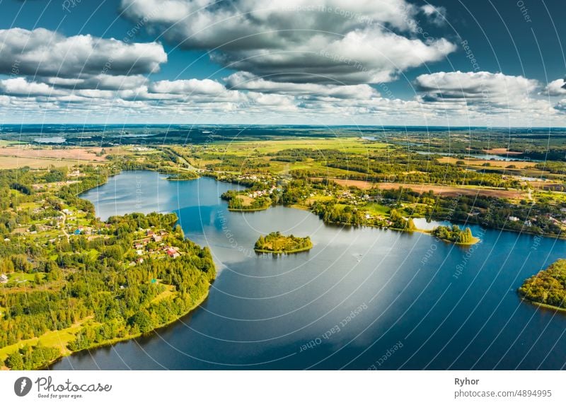 Bezirk Lyepyel, Region Witebsk, Belarus. Luftaufnahme von Lepel See mit natürlichen kleinen Inseln Bezirk Beloozerny Antenne Einstellung Herbst schön