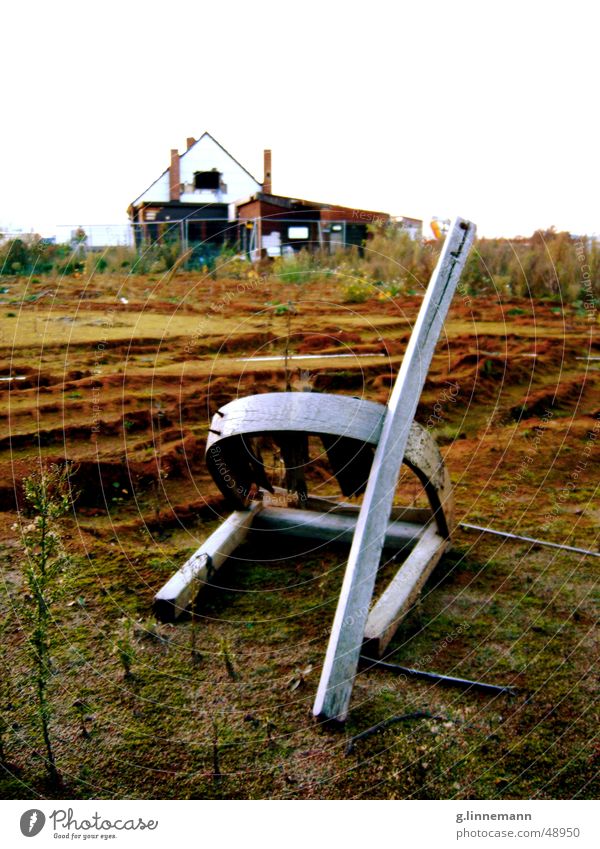 Finale hocken brechen gebrochen kaputt Haus Demontage Baustelle Zerreißen Schrott dreckig grau braun grün Skulptur Stuhl sitzen knicken bauen Landschaft