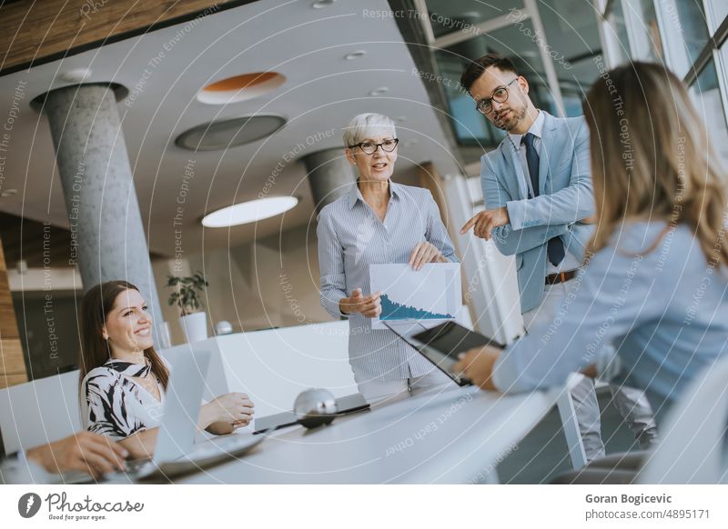 Reife Geschäftsfrau erklärt Projektdetails bei einem Treffen im Büro Brainstorming Business Geschäftstreffen Geschäftsteam Geschäftsmann Kollegen Mitteilung