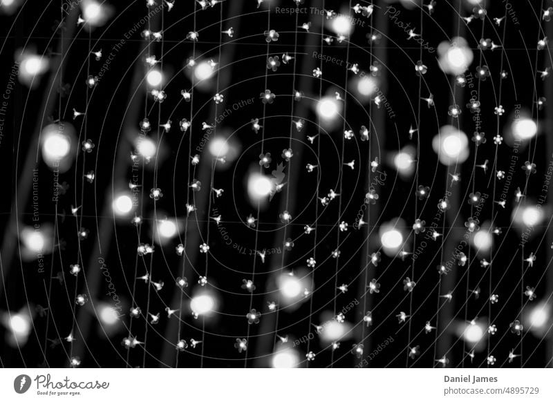 Fairyflower-Lichter, nah und fern. schlicht Kreise dunkel schwarz auf weiß abstrakt unkonzentriert Lichterkette Hintergrund Bokeh Unschärfe Weihnachten & Advent