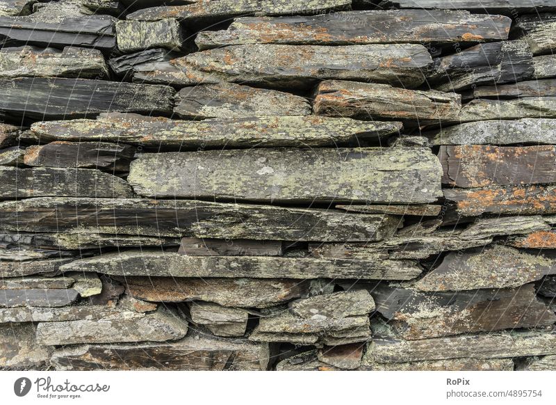 Trockensteinmauer aus Schieferbruchsteinen. Mauerwerk blau Farbe verwittert Stein Naturstein Steinwand stone Wand wall Bauwerk Architektur Textur Struktur Haus