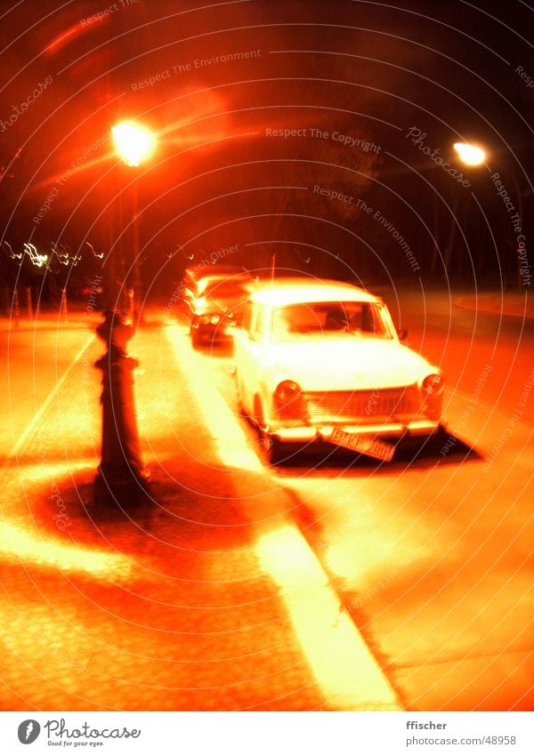 Roter Trabbi Lampe Licht Laterne rot gelb weiß Nacht Osten Nummernschild kaputt Bürgersteig Sozialismus orange Ampel alt DDR klapprig Straße PKW Rad Metall