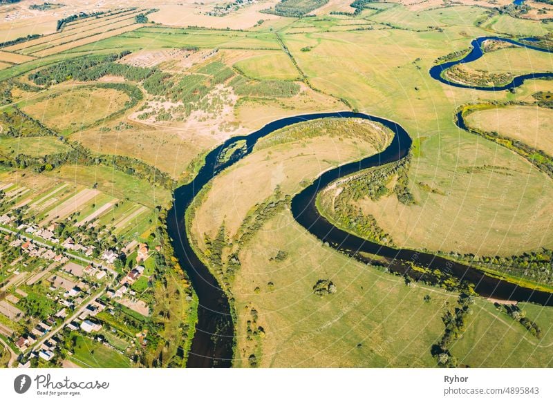 Golovintsy, Gomel Region, Weißrussland. Luftaufnahme Grüne Wiese und geschwungene Flusslandschaft in sonnigen Sommertag. Top View of Beautiful European Nature From High Attitude