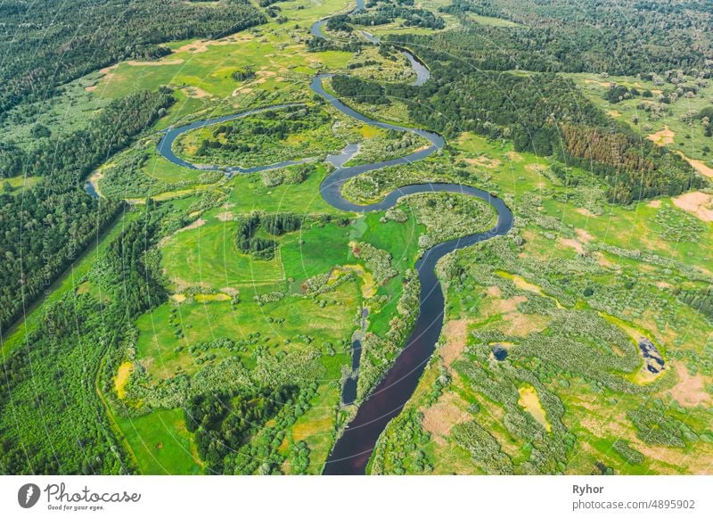 Aerial View of Summer Curved River Landschaft in sonnigen Sommertag. Top View of Beautiful European Nature From High Attitude In Summer Season. Drone Ansicht. Vogelperspektive Ansicht.