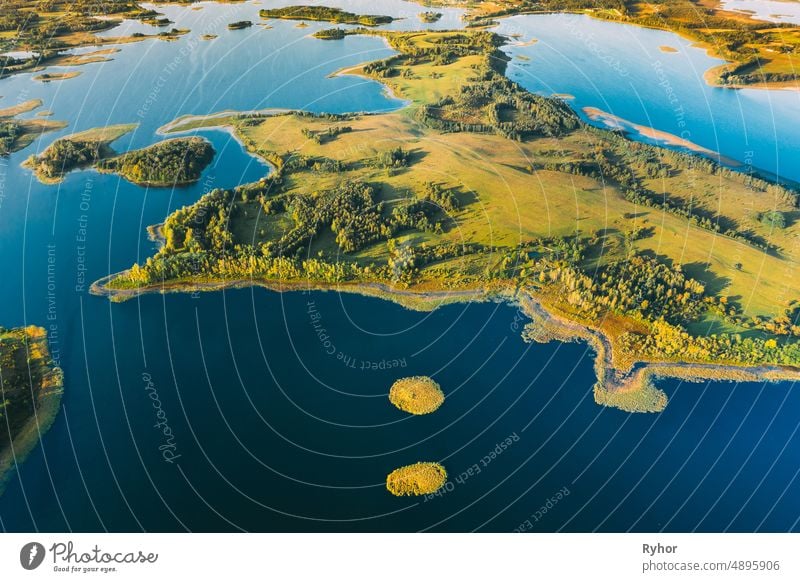 Braslaw oder Braslau, Vitebsk Voblast, Weißrussland. Aerial View Of Nedrava See und grünen Wald Landschaft in sonnigen Herbstmorgen. Top View of Beautiful European Nature From High Attitude. Ansicht aus der Vogelperspektive. Berühmte Seen. Natürliche Wahrzeichen. Kleine Inseln