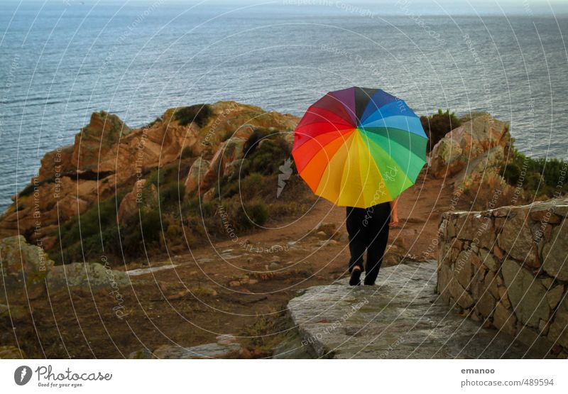 Rogen(Bogen)Schirm Ferien & Urlaub & Reisen Ausflug Meer Insel wandern Mensch Frau Erwachsene Mann Beine 1 Natur Landschaft Klima Wetter Regen Felsen Küste