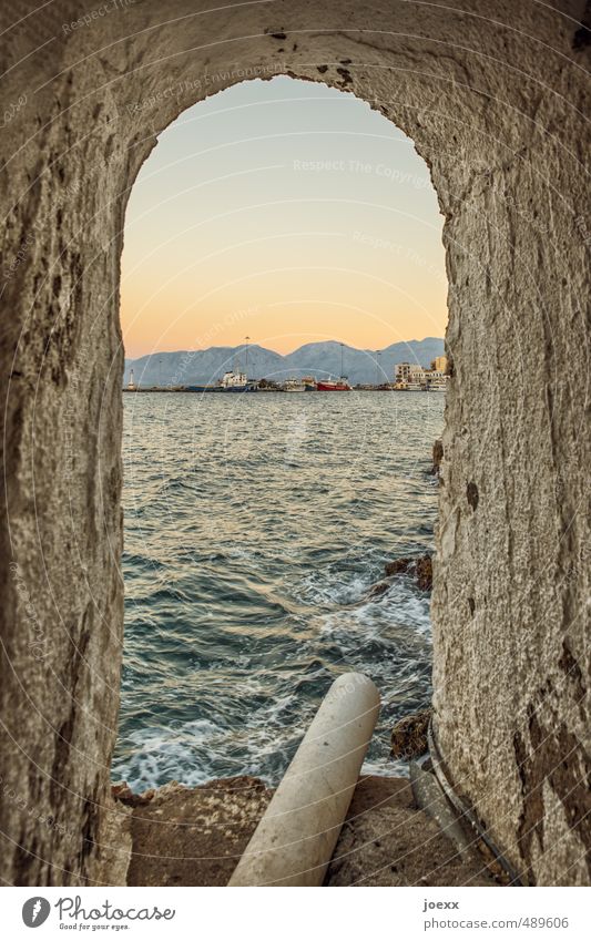 Hinterausgang Ferien & Urlaub & Reisen Tourismus Sommer Sommerurlaub Insel Wasser Schönes Wetter Mauer Wand alt hässlich blau braun orange bizarr Enttäuschung