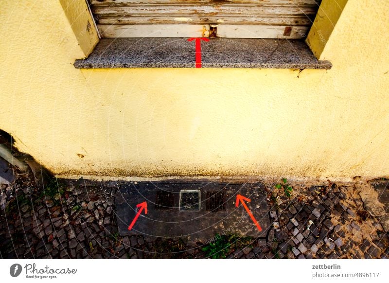 Drei Pfeile pfeil markierung orientierung richtung spur tipp zeichen haus wand mauer wohnen wohnhaus fenster fensterbrett rollo jalousie bürgersteig gehweg