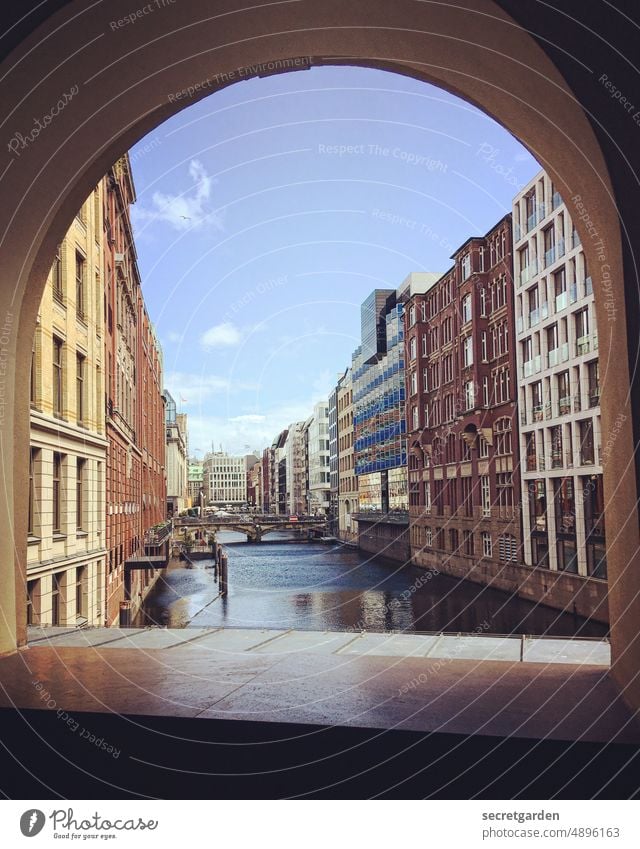 Innen wie außen. Hamburg Ausblick Fleet Wasser Kanal Architektur Gebäude Innenstadt Brücke Fenster Ferne Himmel Sommer warm Bebauung eng zugebaut Häuser Fassade