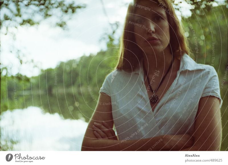 Argument Ausflug Abenteuer Junge Frau Jugendliche Kopf 18-30 Jahre Erwachsene Schönes Wetter Baum Wald See Kleid brünett langhaarig beobachten Kommunizieren