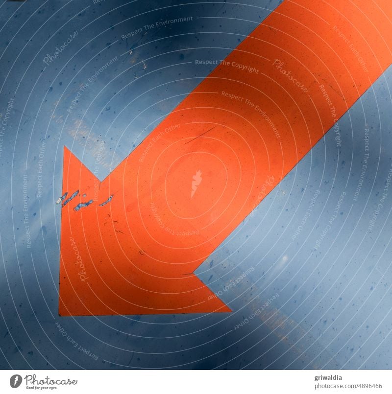 roter Pfeil, blauer Hintergrund Verkehrsschild Verkehrszeichen StVO Hinweisschild Autofahren Straße Gebot Farbfoto Sicherheit Zeichen Markierung