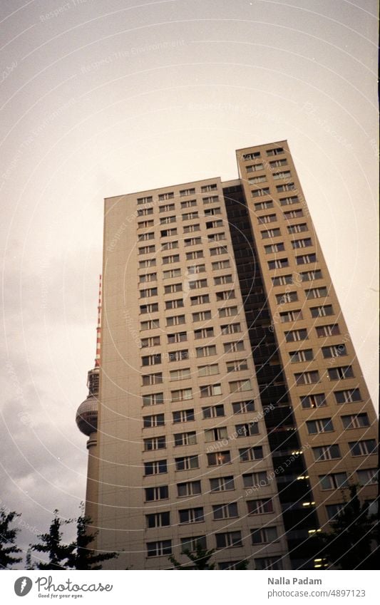 Es lugt der Fernsehturm hinterm Hochhaus hervor analog Analogfoto Farbe Farbfoto Außenaufnahme menschenleer Architektur Haus Gebäude Turm Rot Weiß Grau Himmel