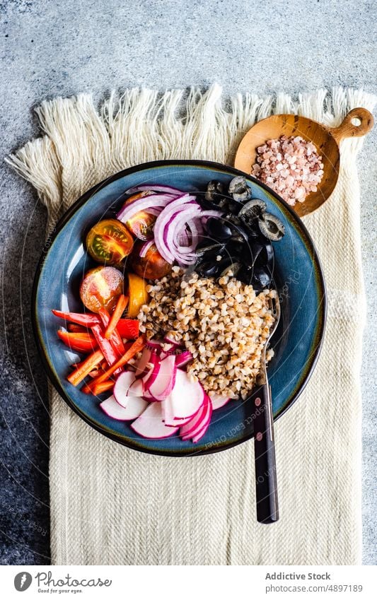 Gesunde Keto-Salat-Schüssel Salatbeilage Schalen & Schüsseln Tomate Paprika Buchweizen gehackt Diät essen Essen Lebensmittel Gesundheit ketogen Low Carb