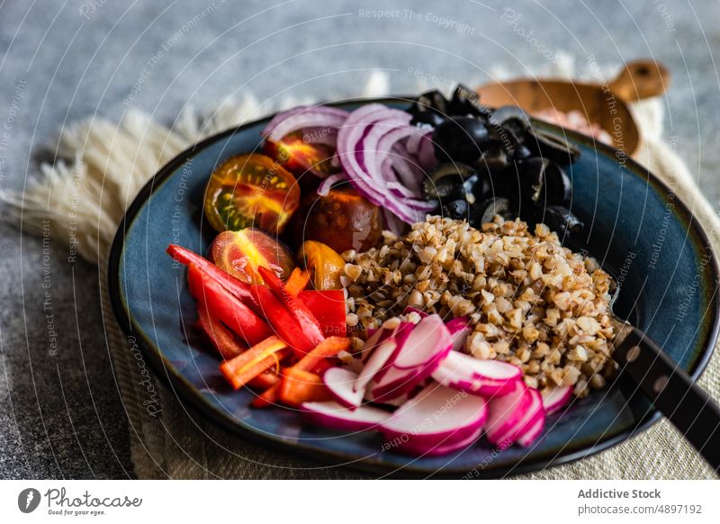 Gesunde Keto-Salat-Schüssel Salatbeilage Schalen & Schüsseln Tomate Paprika Buchweizen gehackt Diät essen Essen Lebensmittel Gesundheit ketogen Low Carb