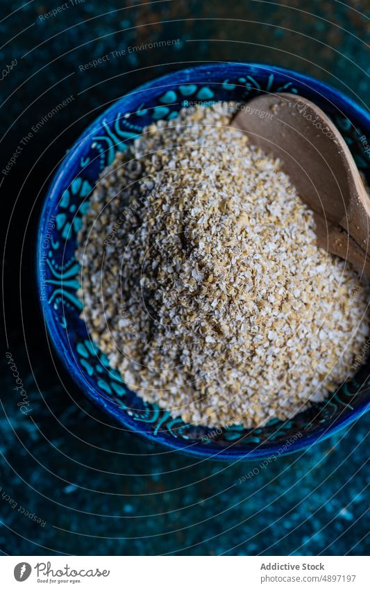 Konzept für gesunde Ernährung mit einer Schüssel voller Haferflocken-Kleie Schalen & Schüsseln bran Müsli dunkelblau dehydriert Diät trocknen essen Lebensmittel