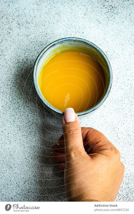 Gewürzter Kurkuma-Mondmilchdrink Tasse melken trinken haldi ayurveda ayurvedisch Getränk Keramiktasse Gesundheit Inder Medizin Würzig Steintisch Vegetarier gelb