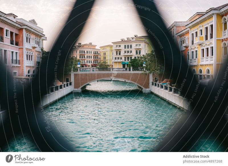 Kanal mit Brücke an der Stadtstraße Haus Wasser Straße Gebäude ineinander greifen Wand Architektur doha Katar Ornament wohnbedingt Morgen Fluss fließen