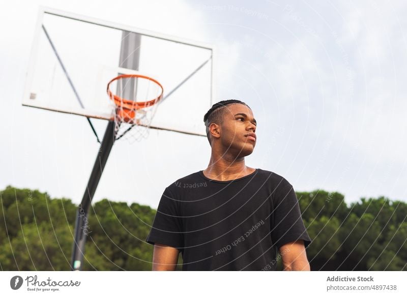 Hispanischer Sportler auf dem Basketballplatz Gericht Park Training Afrikanisch Sportpark Reifen Spiel schwarz üben Porträt männlich hispanisch ethnisch Athlet