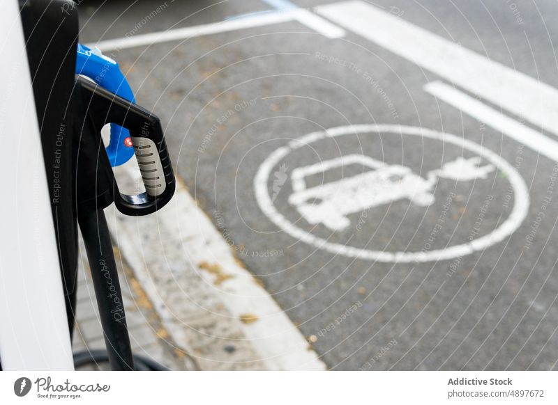 Schild Ladestation für Elektrofahrzeuge Zeichen PKW Automobil Straße elektrisch Gebühr Station Öffentlich Energie parken Asphalt Fahrbahn Verkehr modern Route