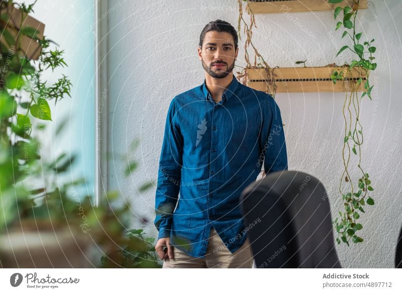 Hispanischer Mann im Büro stehend Arbeit Arbeitsplatz Unternehmen Personal Vorschein Arbeiter korporativ Stil Job hispanisch Mitarbeiter männlich Outfit