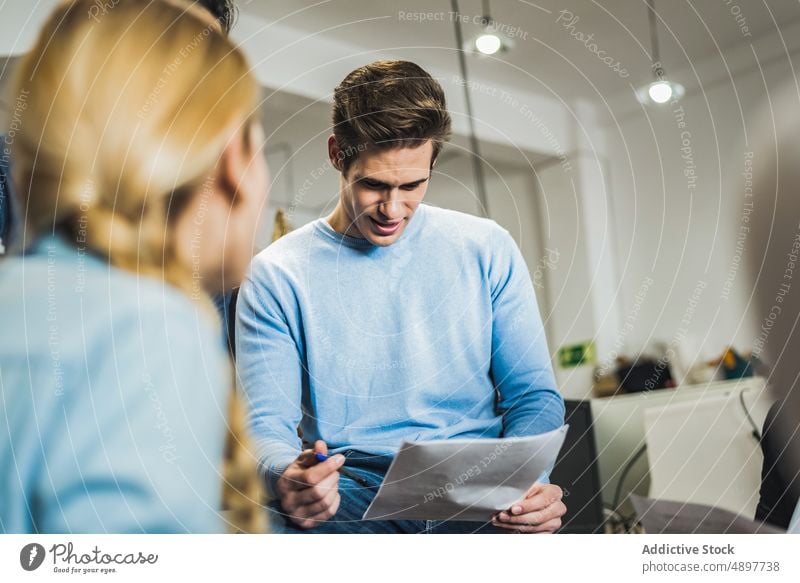 Mitarbeiter mit Dokumenten im Meeting Kollege Papierkram Schriftstück Teamwork Büro Business Projekt kooperieren Menschengruppe Afroamerikaner schwarz ethnisch