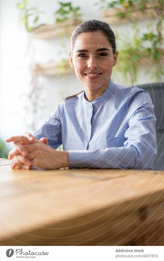 Glückliche Geschäftsfrau sitzt am Tisch Lächeln Büro Pause bei der Arbeit Business ruhen Porträt Frau Arbeitsplatz sitzen heiter Optimist tagsüber Job