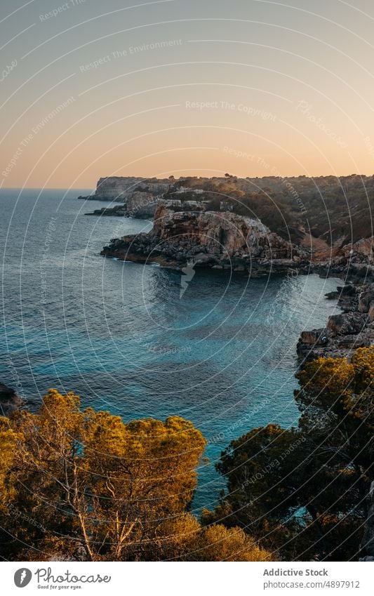 Malerische Meereslandschaft mit massiver Felsklippe auf Mallorca MEER Klippe Landschaft Natur Formation Meeresufer spektakulär atemberaubend felsig malerisch