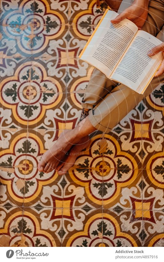 Anonymer Mann liest ein Buch lesen sich[Akk] entspannen Armsessel Mittagsschlaf Haus Azulejo Tourist gemütlich ruhen Barfuß Erholung männlich jung lässig Stil