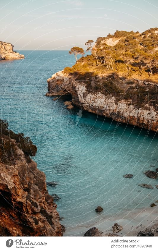 Malerische Meereslandschaft mit massiver Felsklippe auf Mallorca MEER Klippe Landschaft Natur Formation Meeresufer spektakulär atemberaubend felsig malerisch