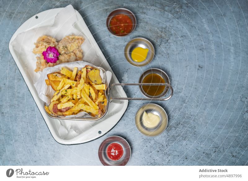 Leckere Hähnchenflügel mit Bratkartoffeln Kartoffel Mahlzeit Flügel gebraten Saucen Fastfood Snack Federvieh kulinarisch Lebensmittel Küche Fleisch Speise