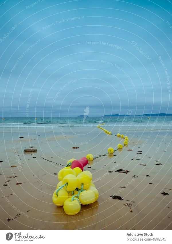 Gelbe Bojen am Sandstrand in Meeresnähe Strand MEER Unwetter winken nass wolkig Himmel Seil rias baixas Spanien Galicia Küste Natur Ufer Wasser Wetter marin