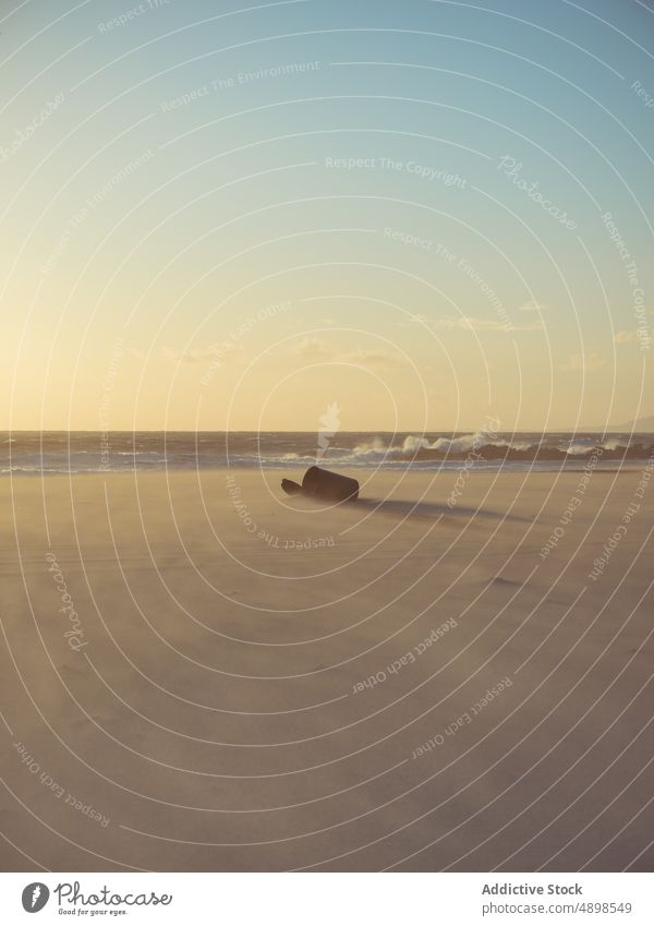 Dose am Sandstrand bei Sonnenuntergang Strand Müll Müllhalde MEER winken Himmel Abend verschmutzen Venice Beach Los Angeles Kalifornien USA Vereinigte Staaten