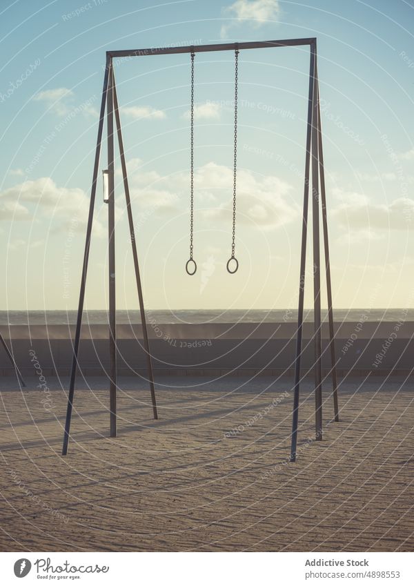 Gymnastikringe am Morgen am Strand Bar gymnastisch Ring Sonnenaufgang Himmel Sand hängen wolkig Venice Beach Los Angeles Kalifornien USA Vereinigte Staaten