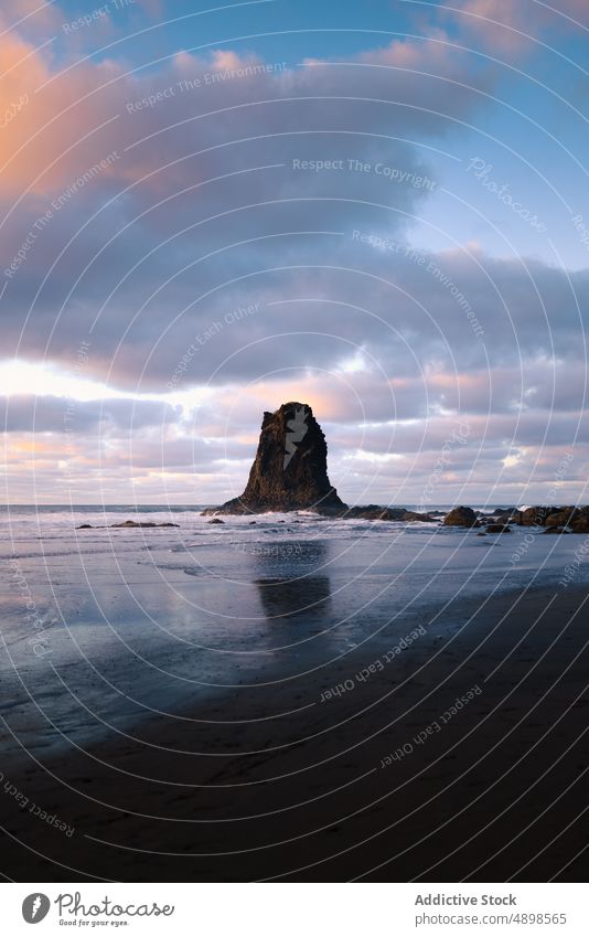 Gesteinsformationen im fließenden Meer MEER Felsen Klippe Wasser Natur Stein Berge u. Gebirge Formation felsig Meerwasser Asturien Spanien rau wolkig