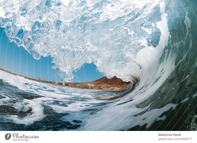 Schaumige Wellen rollen im Ozean auf MEER Meer winken platschen schäumen Kraft Wasser Natur Energie Meereslandschaft Oberfläche Himmel marin aqua Bewegung