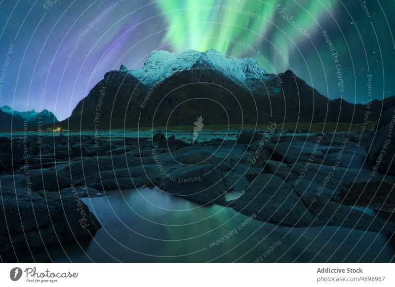 Landschaft mit Polarlicht über einer felsigen Meeresküste in Norwegen MEER Aurora polar Natur Meereslandschaft Insel Nordlicht Meeresufer malerisch Abend Himmel