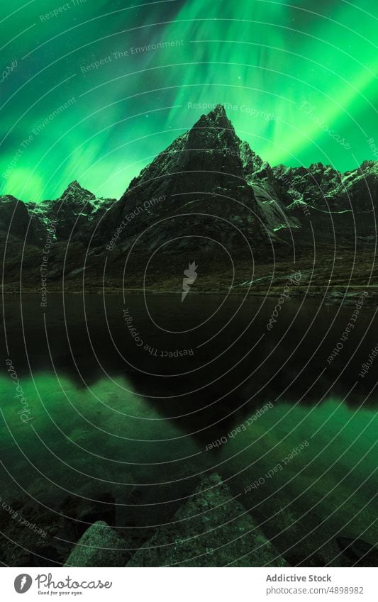 Steile Schneeberge unter Sternenhimmel und Nordlicht Klippe Felsen Nacht Ufer MEER Landschaft Insel glühen Ambitus nördlich polar Norden Natur Stein malerisch