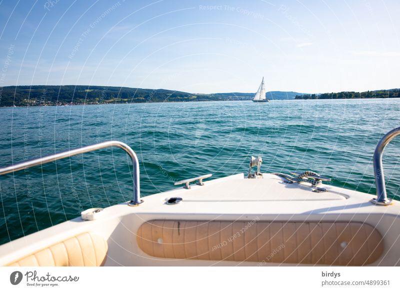 Blick vom Boot aus über den Bodensee. Ausblick vom Bug eines Bootes auf ein Segelboot Wasser Schifffahrt Reeling Bootsegeln Sommerurlaub