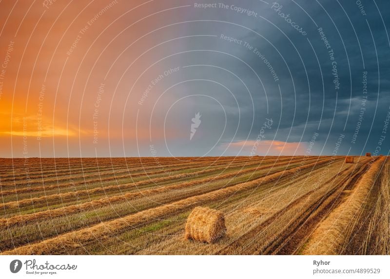 Luftaufnahme von Sonnenuntergang hellen Himmel über Sommer Heu Feld Landschaft am Abend. Haystack, Hay Roll in Sunrise Zeit Antenne Einstellung Ballen schön