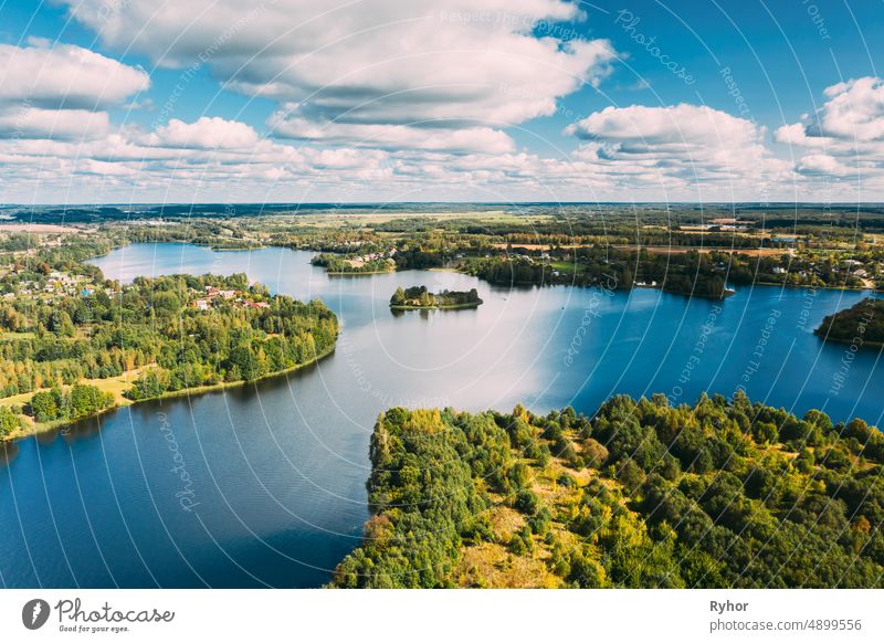 Lyepyel Bezirk, Vitebsk Region, Weißrussland. Luftaufnahme von Lyepyel Stadtlandschaft Skyline im Sommer Tag. Sunny Himmel über Lepel See. Top View of European Nature From High Attitude In Summer. Ansicht aus der Vogelperspektive