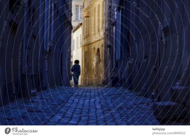 schwarz zu blau Gasse Straße Einsamkeit Mensch Silhouette Altstadt Haus Stadt historisch Fassade Architektur Tag Farbfoto Wege & Pfade Kopfsteinpflaster