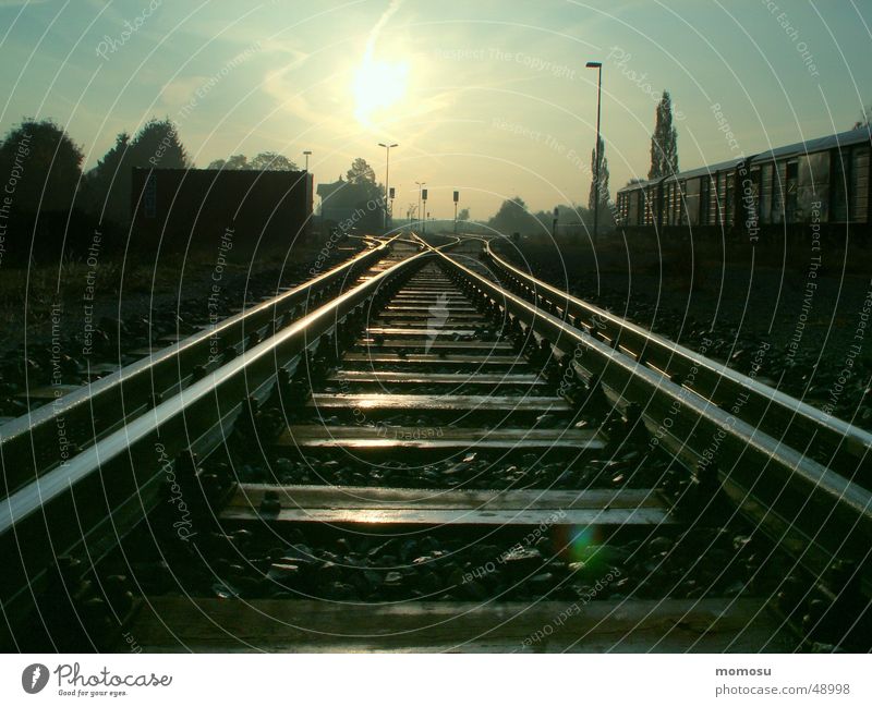 railway to sun Gleise Licht Richtung Eisenbahn Bahnhof Sonne Morgen