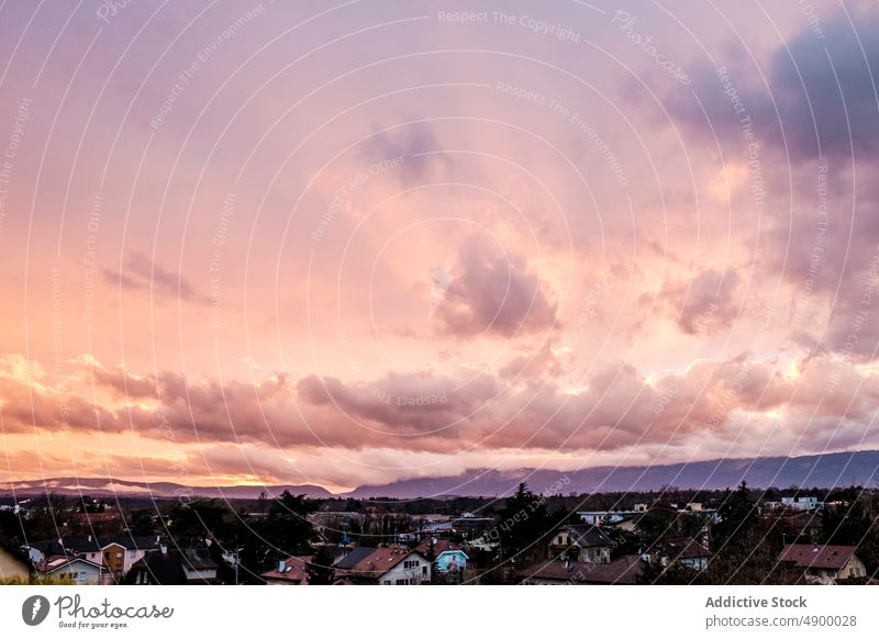 Dorf mit Häusern bei Sonnenuntergang Wohnsiedlung Gebäude Abend Landschaft Berge u. Gebirge wohnbedingt Haus Cloud verweilen Umwelt wolkig Baum Dämmerung Sommer